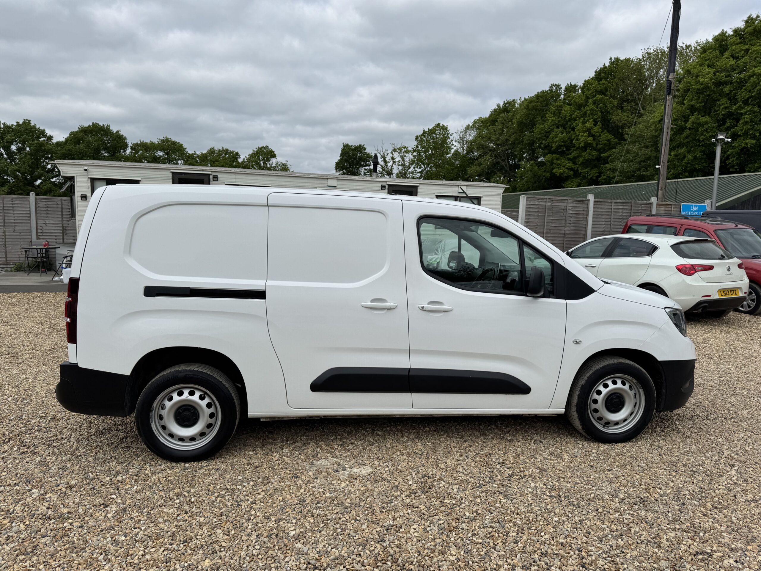 
								Vauxhall Combo 1.5 Turbo D 2300 Edition Auto L2 H1 Euro 6 full									
